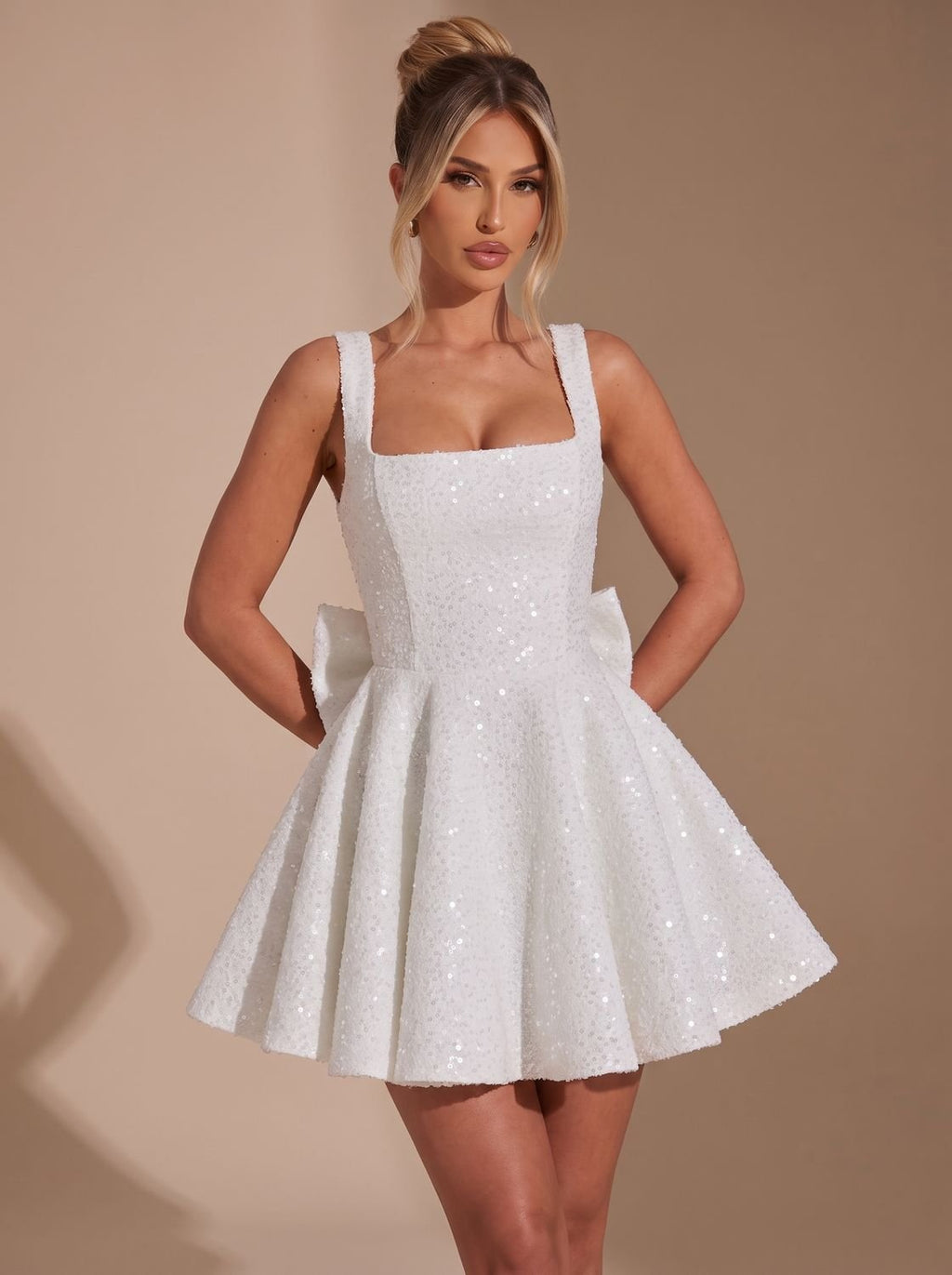 Kleid Damen mit ausgestelltem Schnitt und großem Rückendetail | A&B - 10 - Annoboutique