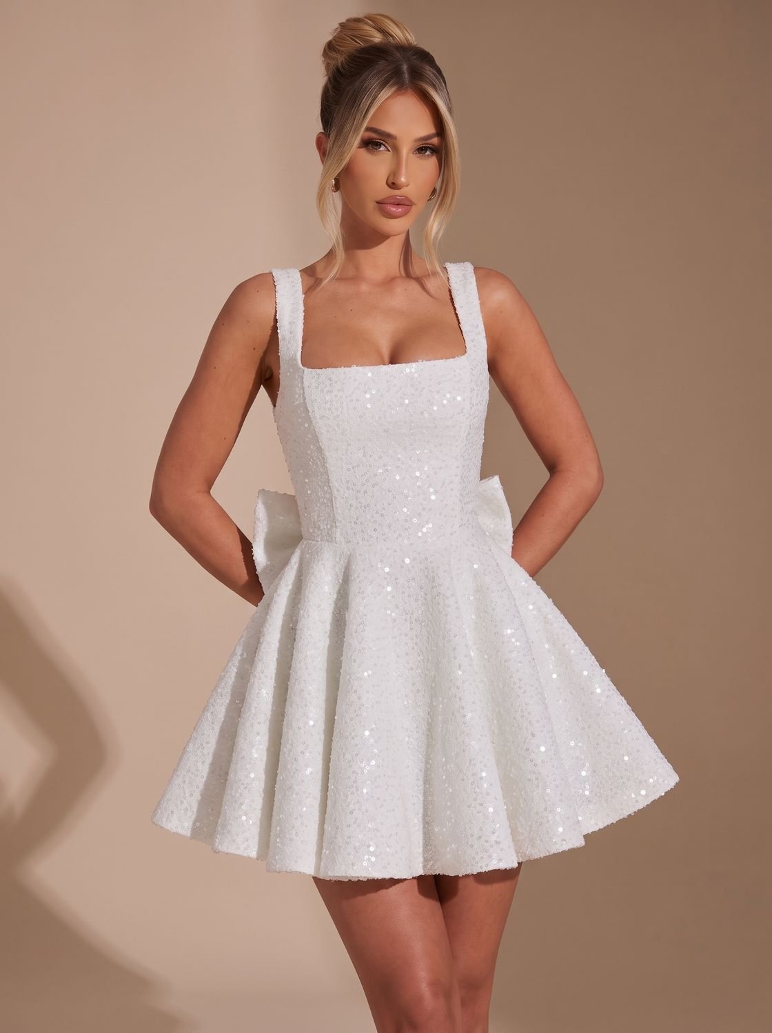 Kleid Damen mit ausgestelltem Schnitt und großem Rückendetail | A&B - 10 - Annoboutique