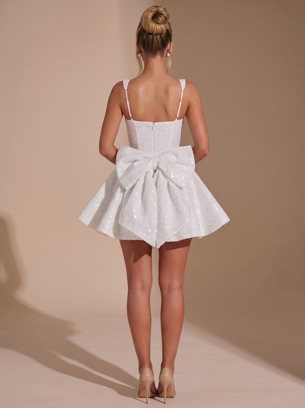 Kleid Damen mit ausgestelltem Schnitt und großem Rückendetail | A&B - 11 - Annoboutique