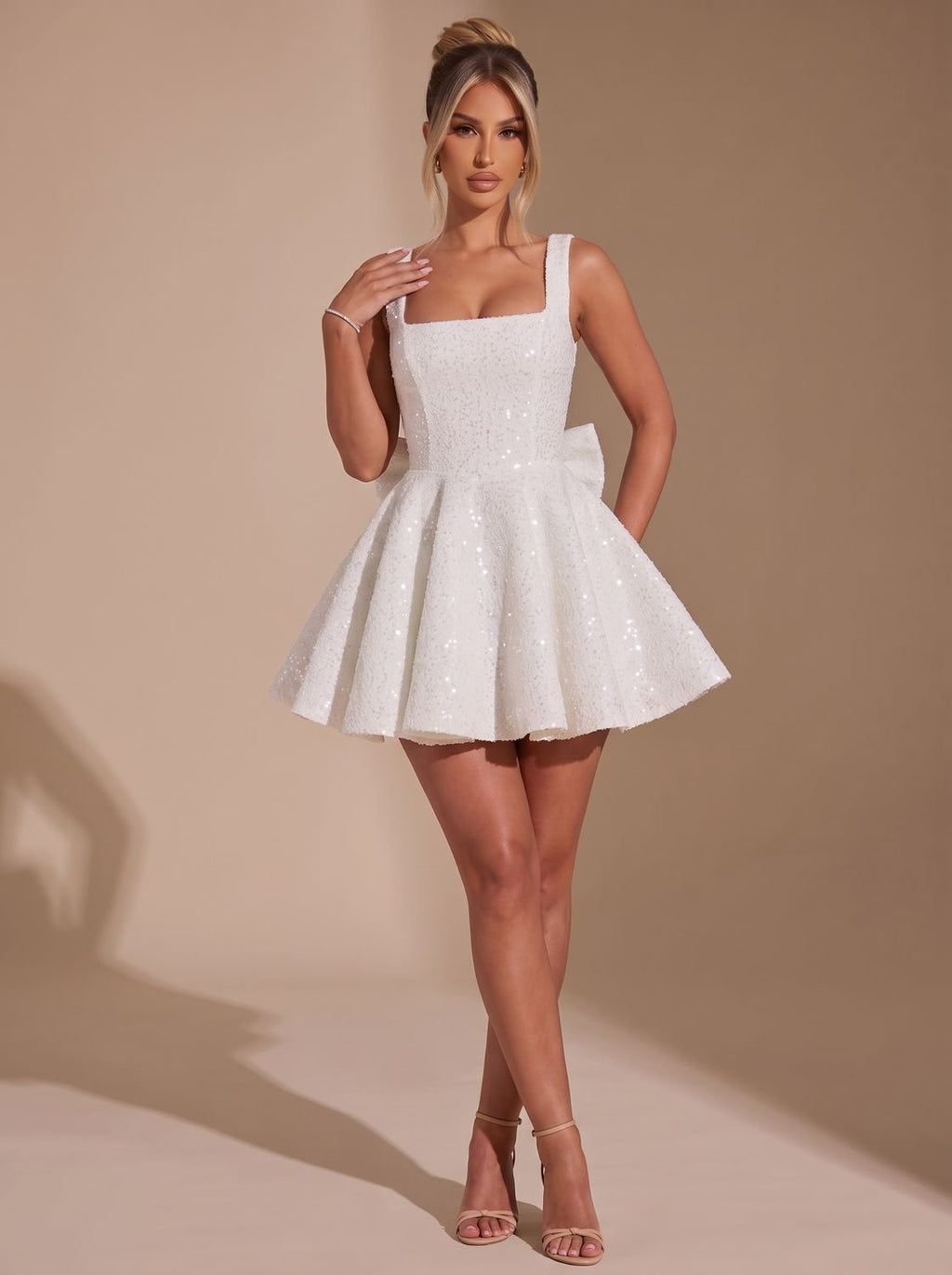 Kleid Damen mit ausgestelltem Schnitt und großem Rückendetail | A&B - 12 - Annoboutique