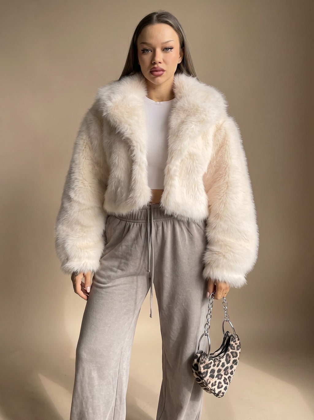 Faux Fur Mantel Damen mit voluminösen Ärmeln und cropped Schnitt - J&B - 1 - Annoboutique