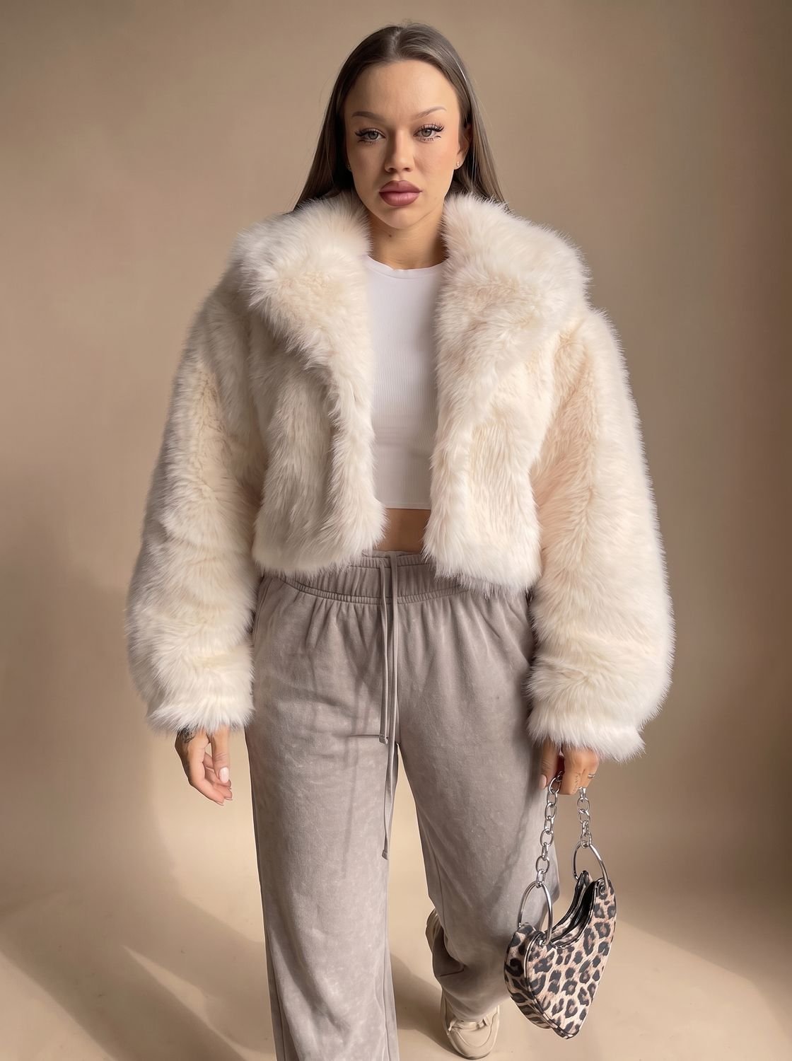 Faux Fur Mantel Damen mit voluminösen Ärmeln und cropped Schnitt - J&B - 2 - Annoboutique