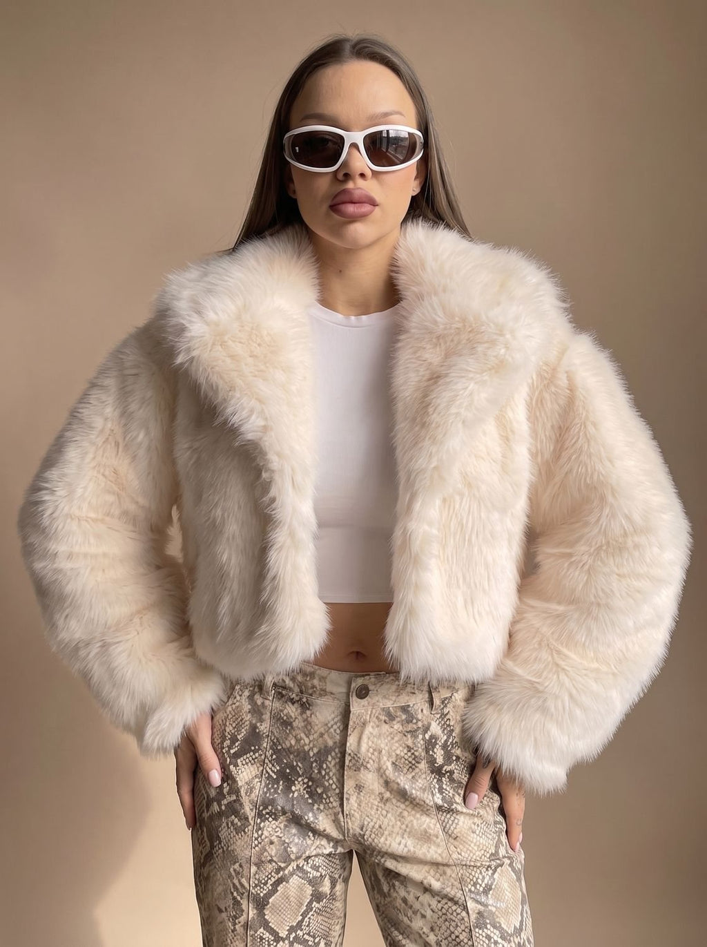 Faux Fur Mantel Damen mit voluminösen Ärmeln und cropped Schnitt - J&B - 3 - Annoboutique