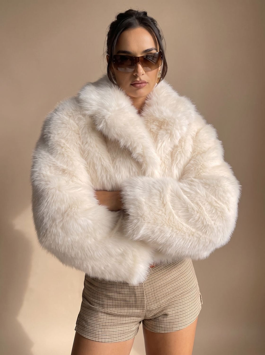 Faux Fur Mantel Damen mit voluminösen Ärmeln und cropped Schnitt - J&B - 4 - Annoboutique