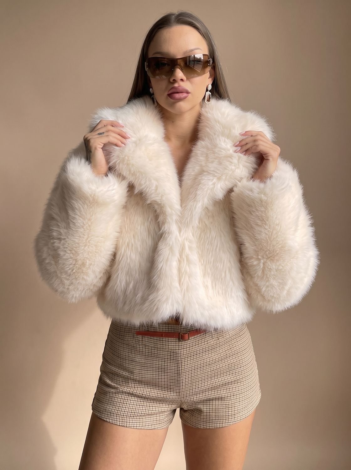 Faux Fur Mantel Damen mit voluminösen Ärmeln und cropped Schnitt - J&B - 5 - Annoboutique