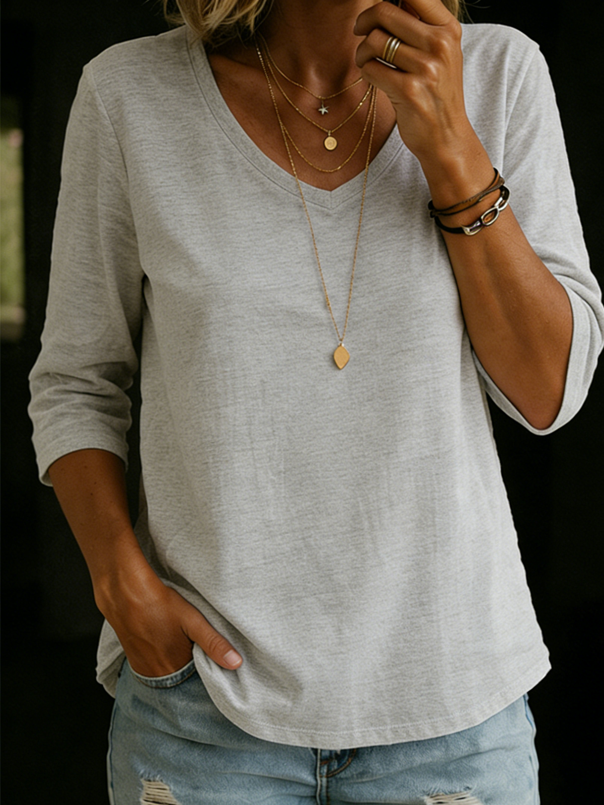 Damen T-Shirt mit V-Ausschnitt und halblangen Ärmeln – lässiger Schnitt - 3 - Annoboutique