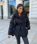 Damenjacke mit Gürtel und voluminösem Kragen - 1 - Annoboutique