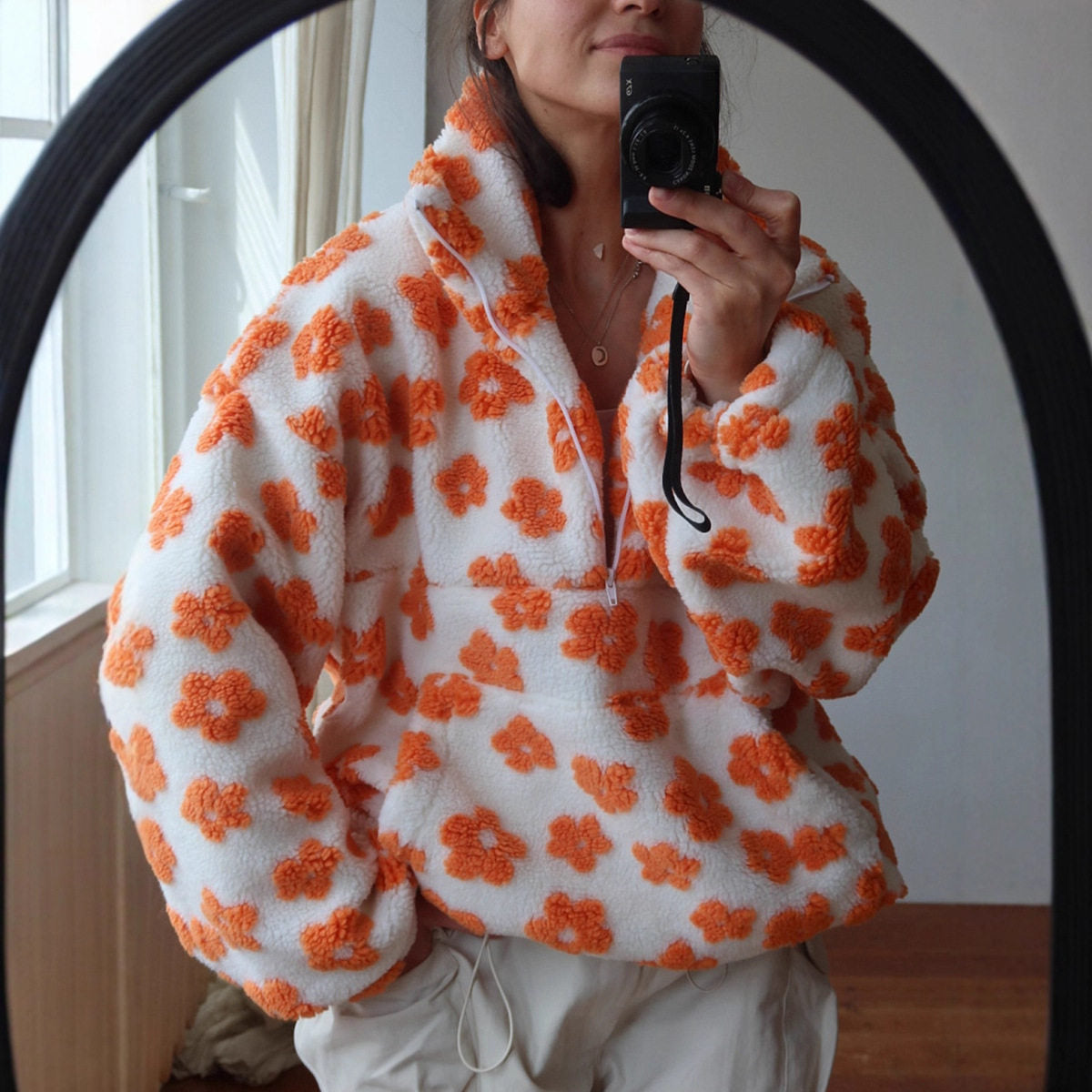 Damen Hoodie mit floralem Design und hohem Kragen - 5 - Annoboutique