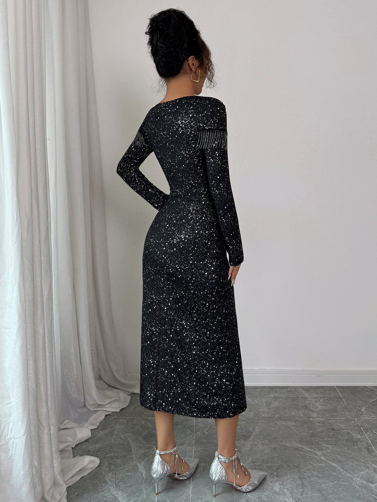 Midi Kleid Damen mit langen Ärmeln und Fransen-Details - 5 - Annoboutique