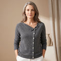 Cardigan Damen mit Rundhalsausschnitt und durchgehender Knopfleiste - 1 - Annoboutique