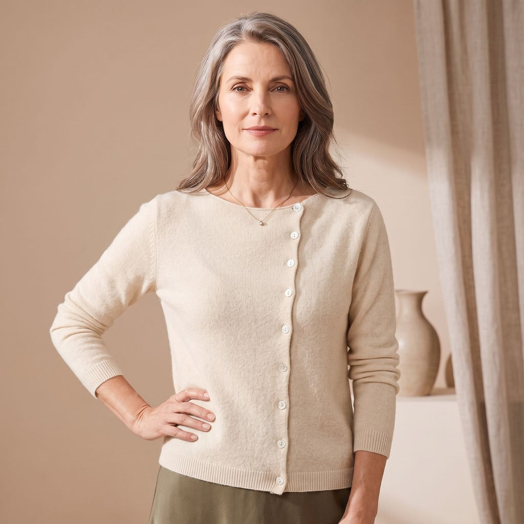 Cardigan Damen mit Rundhalsausschnitt und durchgehender Knopfleiste - 2 - Annoboutique