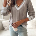 Pullover Damen mit V-Ausschnitt und gestreiften Ärmeln, grau - 1 - Annoboutique
