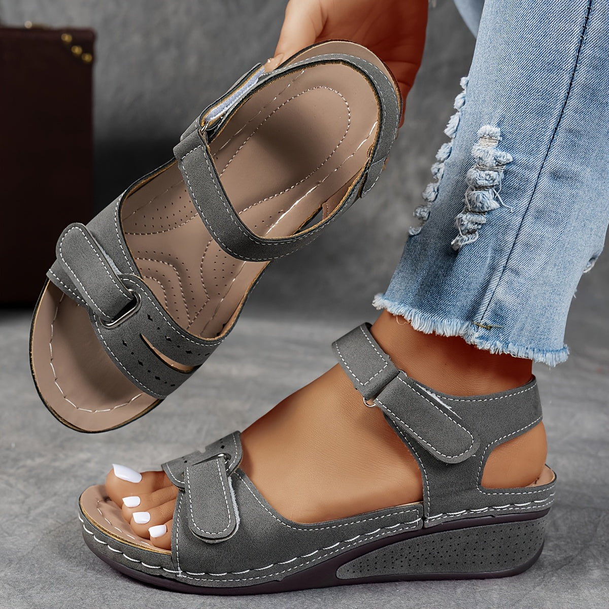 Bequeme Damen Sandalen mit verstellbarem Riemen und Plateau - 1 - Annoboutique