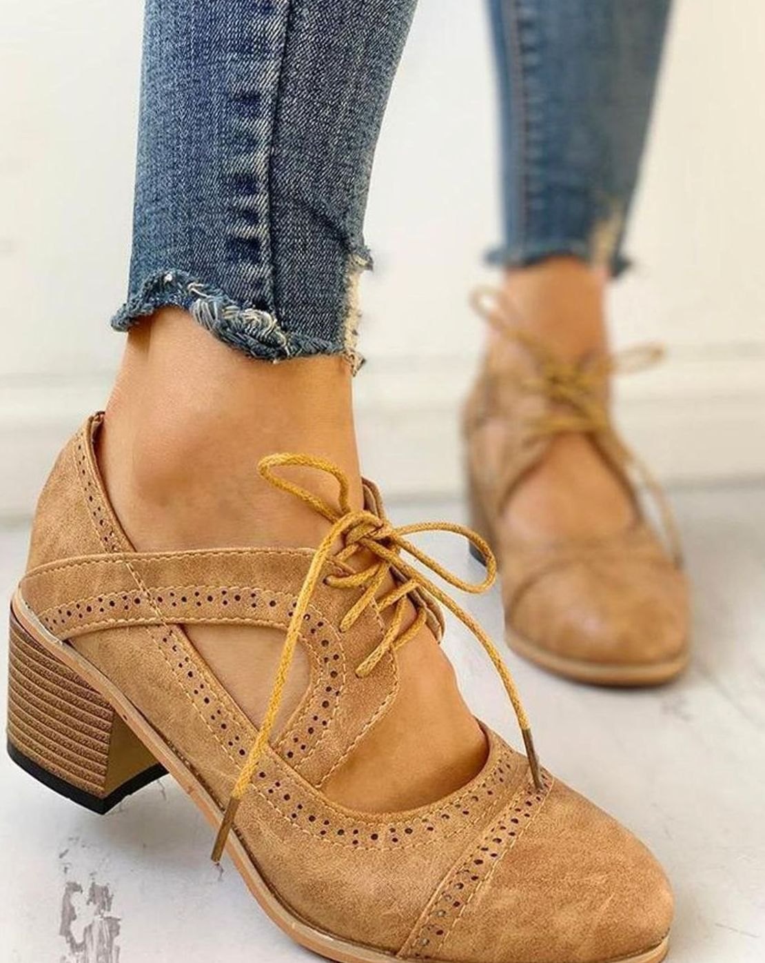Damen Blockabsatzschuhe mit klassischer Schnürung und Brogue-Details - 3 - Annoboutique