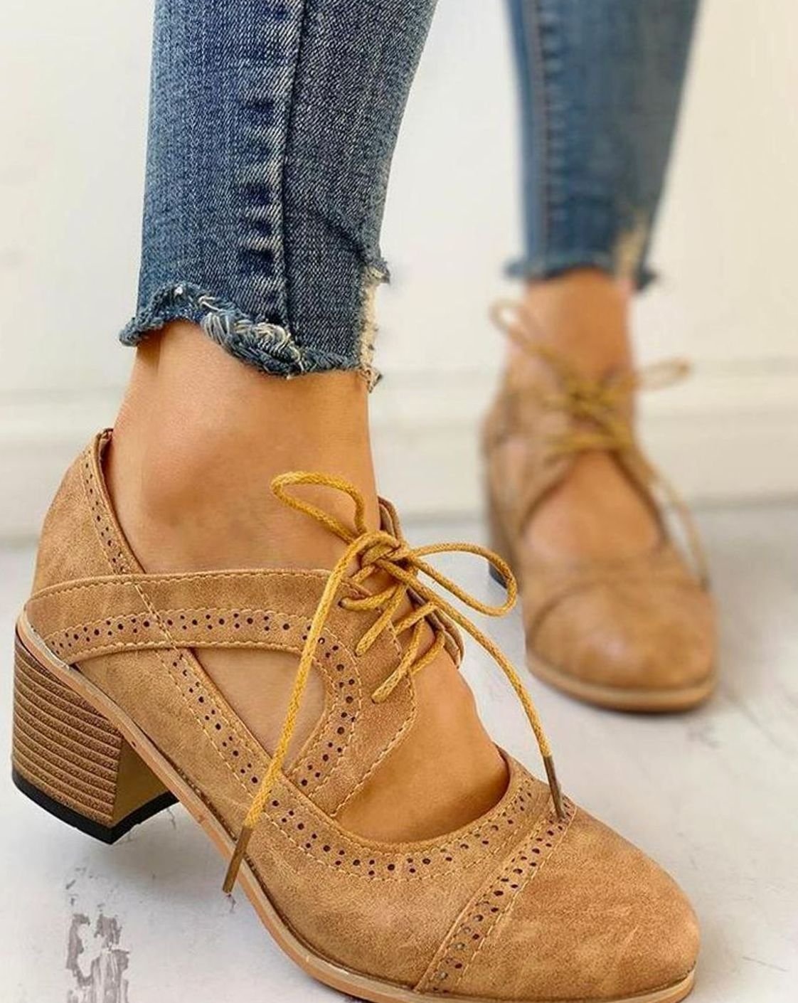 Damen Blockabsatzschuhe mit klassischer Schnürung und Brogue-Details - 4 - Annoboutique