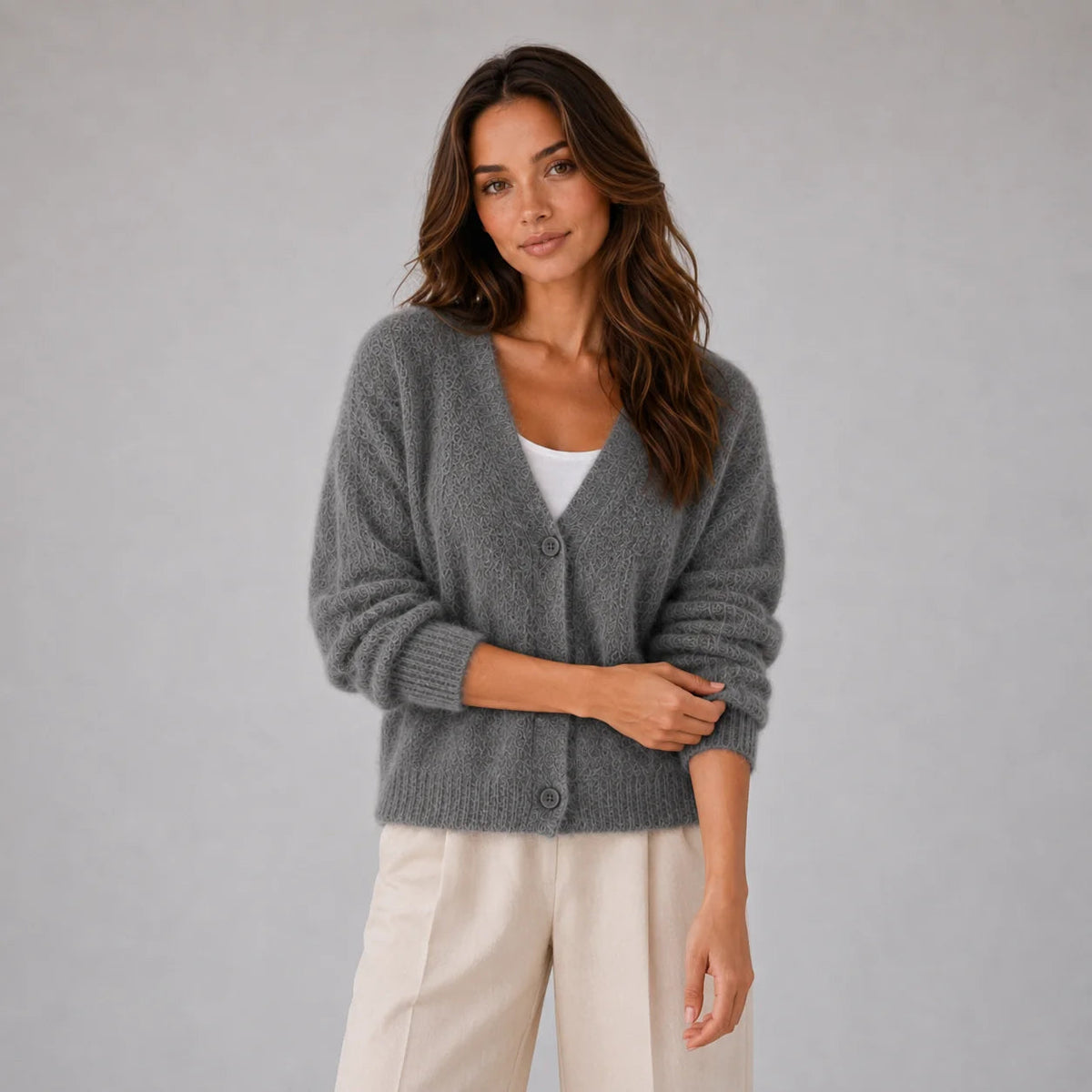 Cardigan Damen mit V-Ausschnitt und Knopfdetails, lässig und stilvoll - 2 - Annoboutique