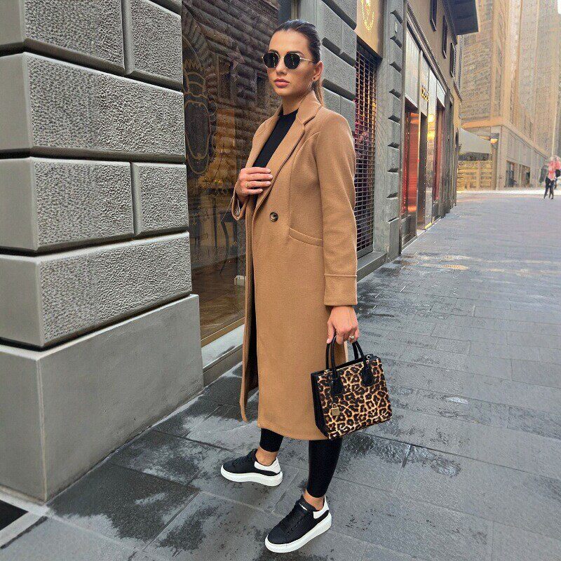 Eleganter langer Damenmantel aus Wolle mit tailliertem Schnitt - 2 - Annoboutique