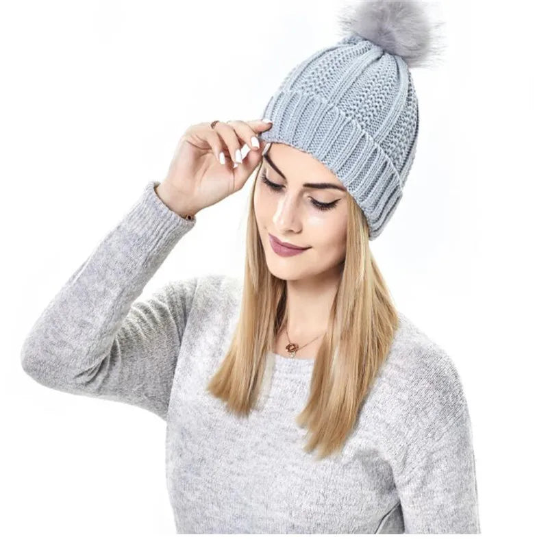 Chloe – Wärmende Strick-Bommelmütze mit Satinfutter für Damen