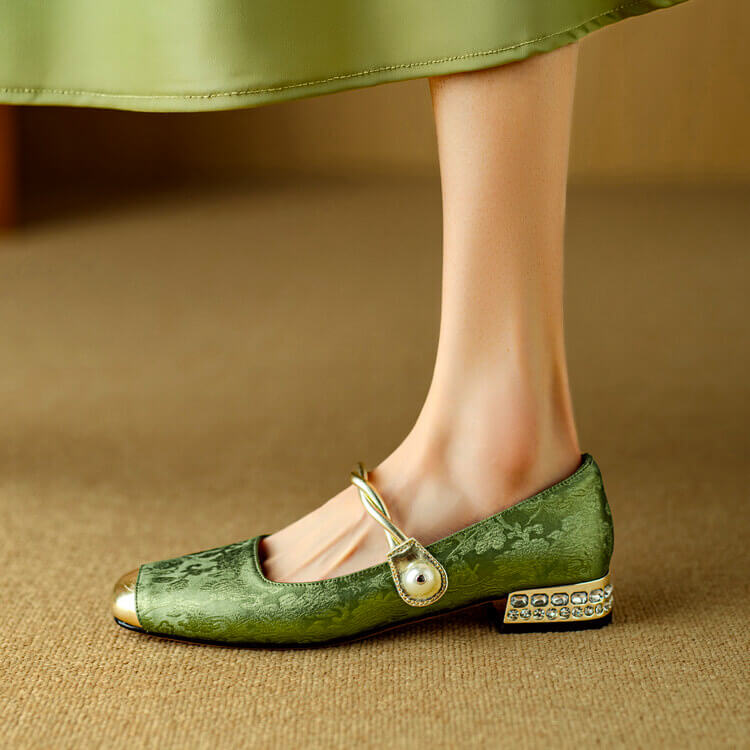 Sophie – Damen Pumps mit dekorativer Spange und Blockabsatz