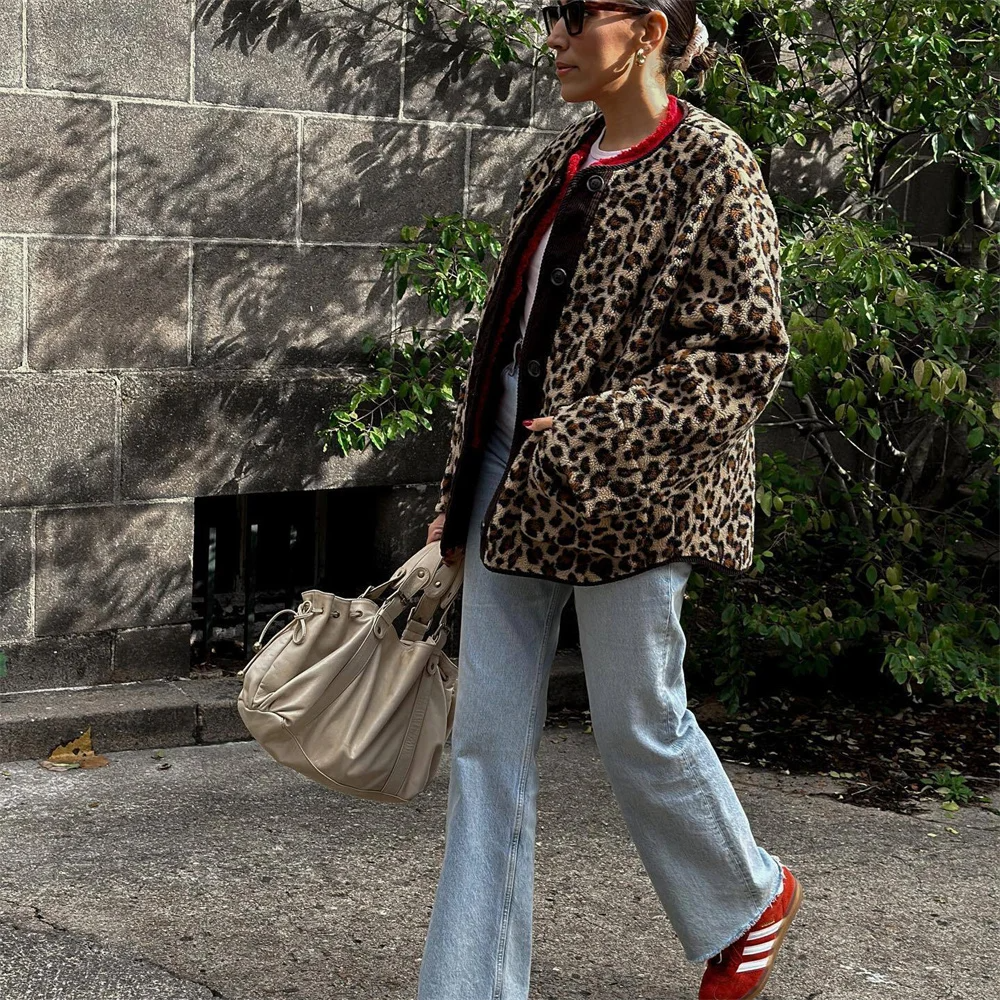 Amelia – Lässige Damen Teddy Jacke mit Animal-Muster und Knopfleiste