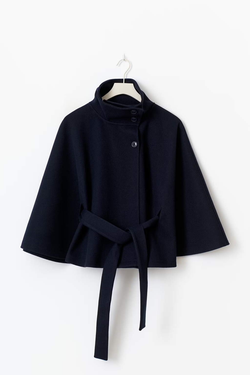 Beige cape jas met hoge kraag en ceintuur – productfoto hanger