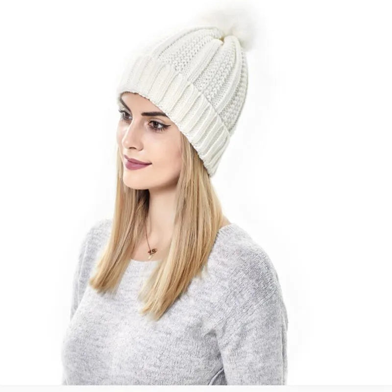 Chloe – Wärmende Strick-Bommelmütze mit Satinfutter für Damen