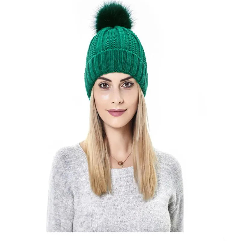 Chloe – Wärmende Strick-Bommelmütze mit Satinfutter für Damen