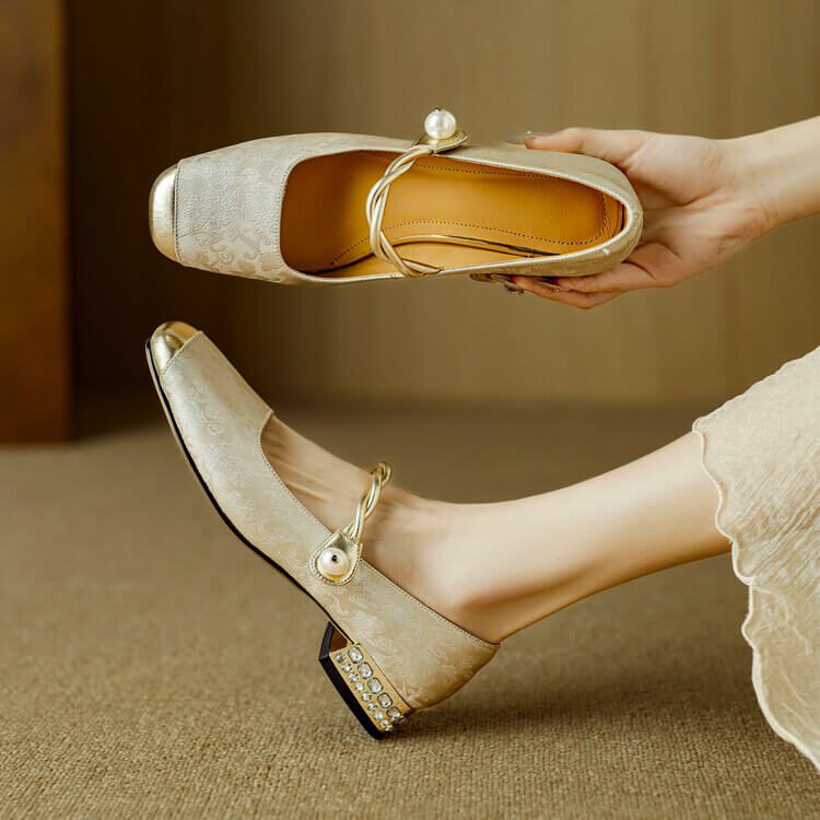Sophie – Damen Pumps mit dekorativer Spange und Blockabsatz