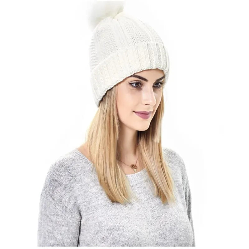 Chloe – Wärmende Strick-Bommelmütze mit Satinfutter für Damen