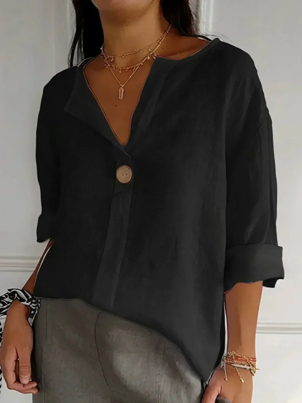 Lena – Damen Kurzarm Bluse mit V-Ausschnitt und Knopfleiste