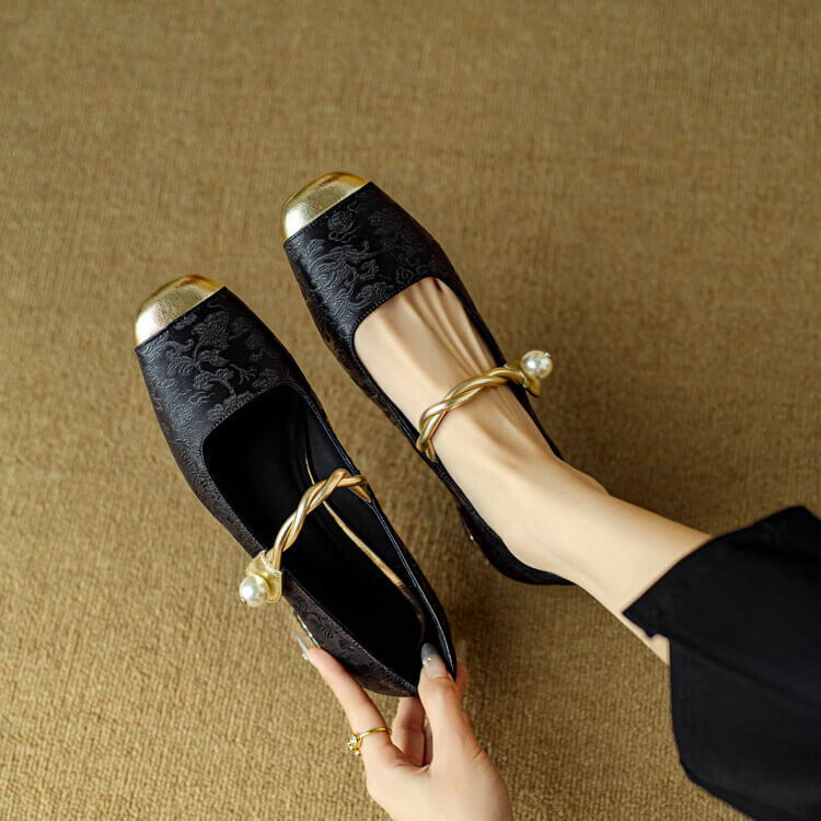 Sophie – Damen Pumps mit dekorativer Spange und Blockabsatz