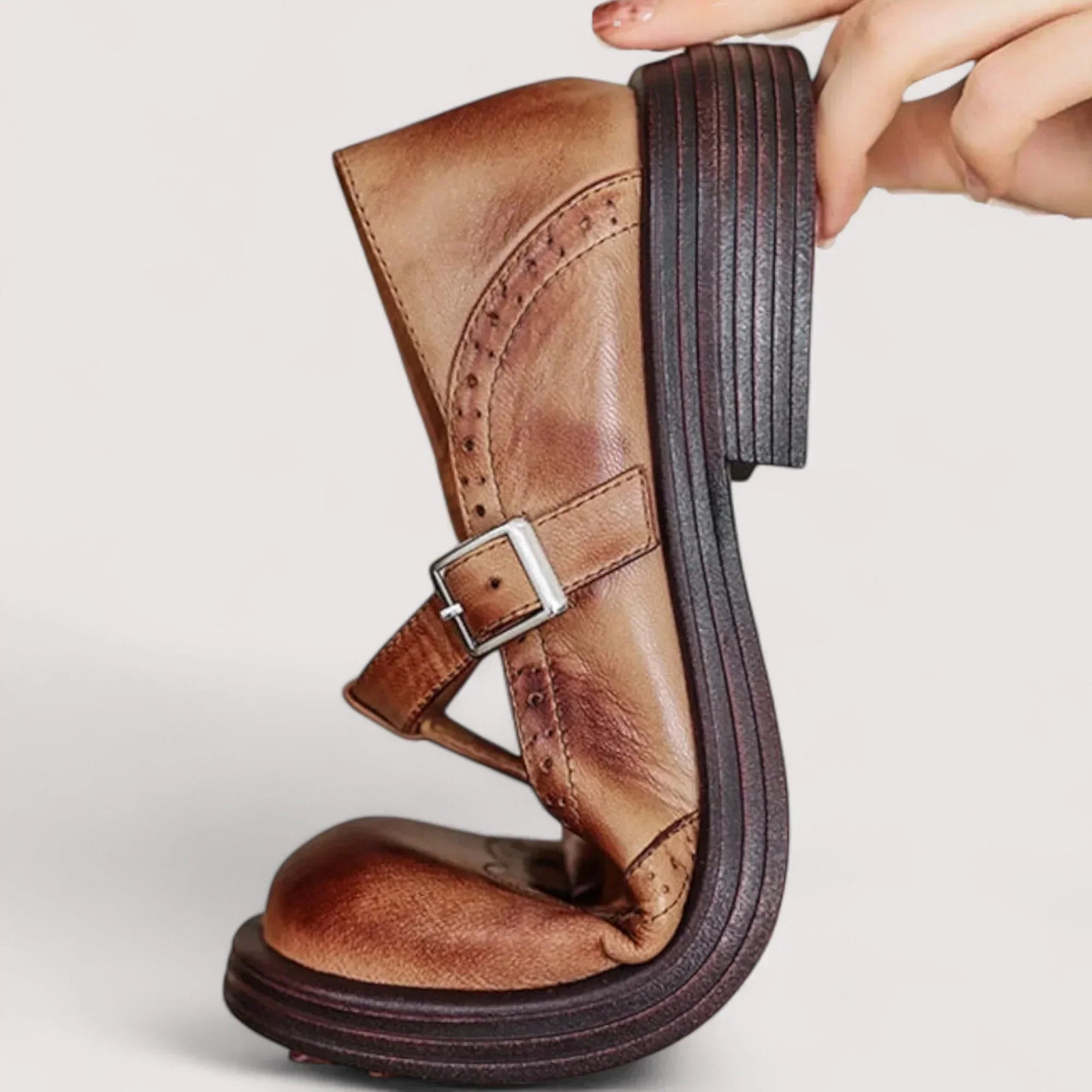 Frieda – Damen Mary Jane Schuhe im Vintage-Stil mit Budapester Lochmuster