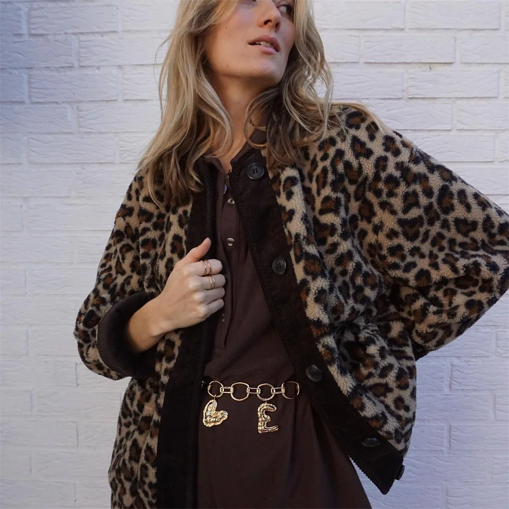 Amelia – Lässige Damen Teddy Jacke mit Animal-Muster und Knopfleiste