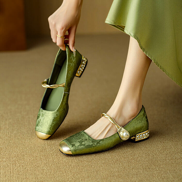 Sophie – Damen Pumps mit dekorativer Spange und Blockabsatz