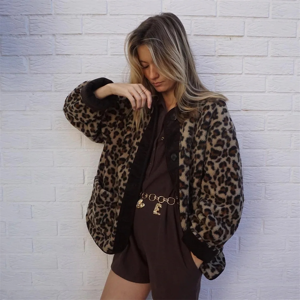 Amelia – Lässige Damen Teddy Jacke mit Animal-Muster und Knopfleiste
