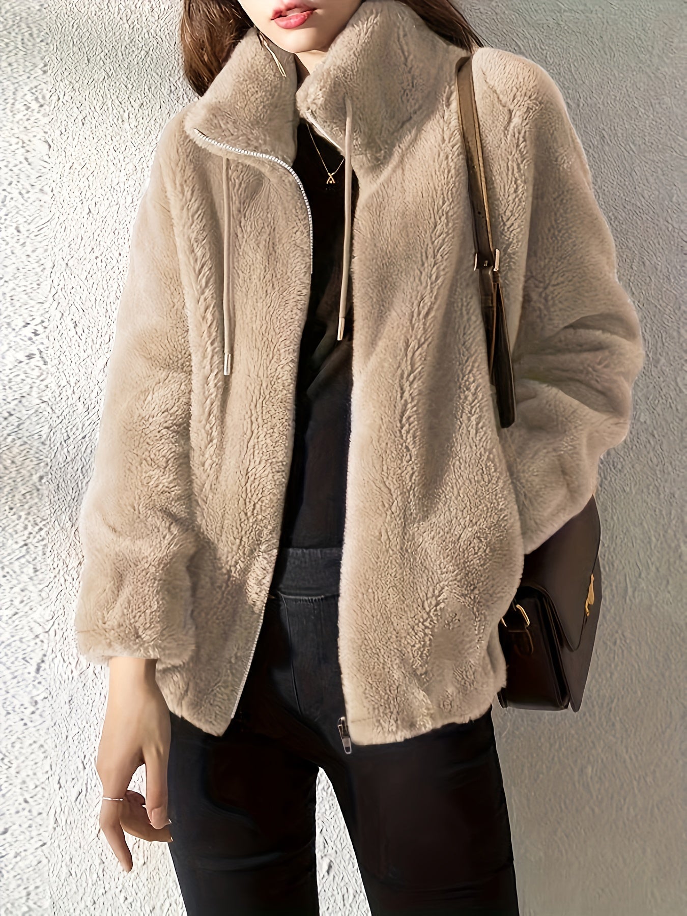 Dagmara – Flauschige Kunstpelz Damenjacke mit Stehkragen