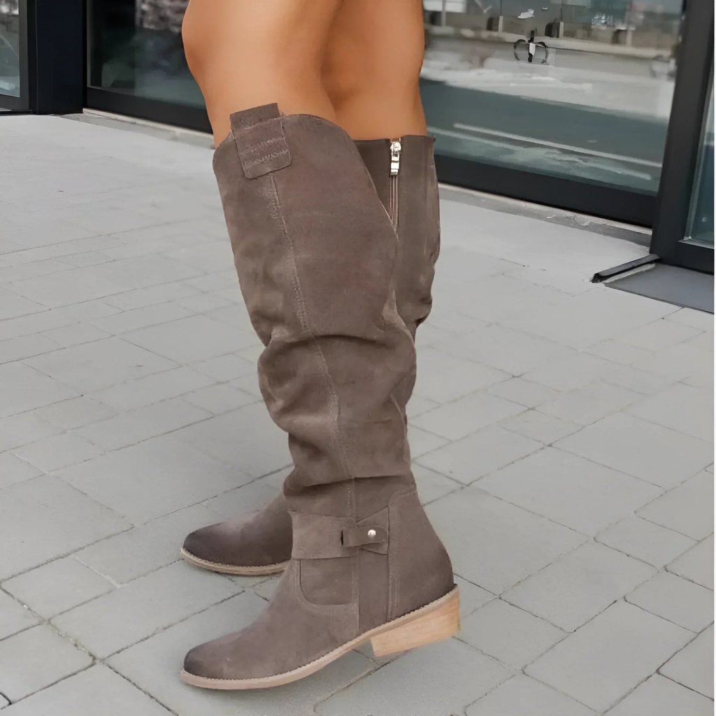 Karolina – Klassische Damen Stiefel mit weitem Schaft