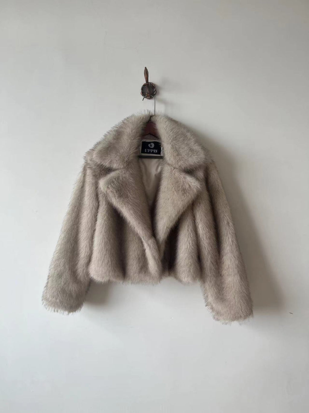 Sofía – Luxuriöse Kunstfell Damen Kurzjacke mit Volumenkragen
