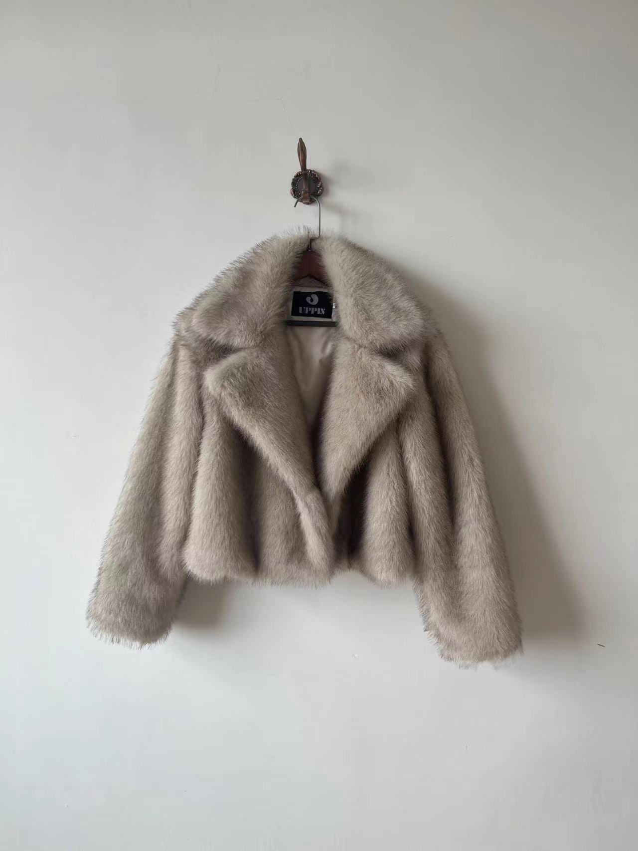 Sofía – Luxuriöse Kunstfell Damen Kurzjacke mit Volumenkragen