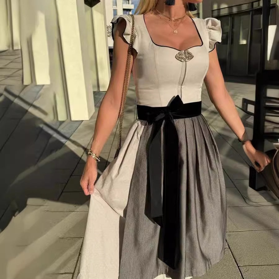 Dirndl mit Flügelärmeln und Samtschleife