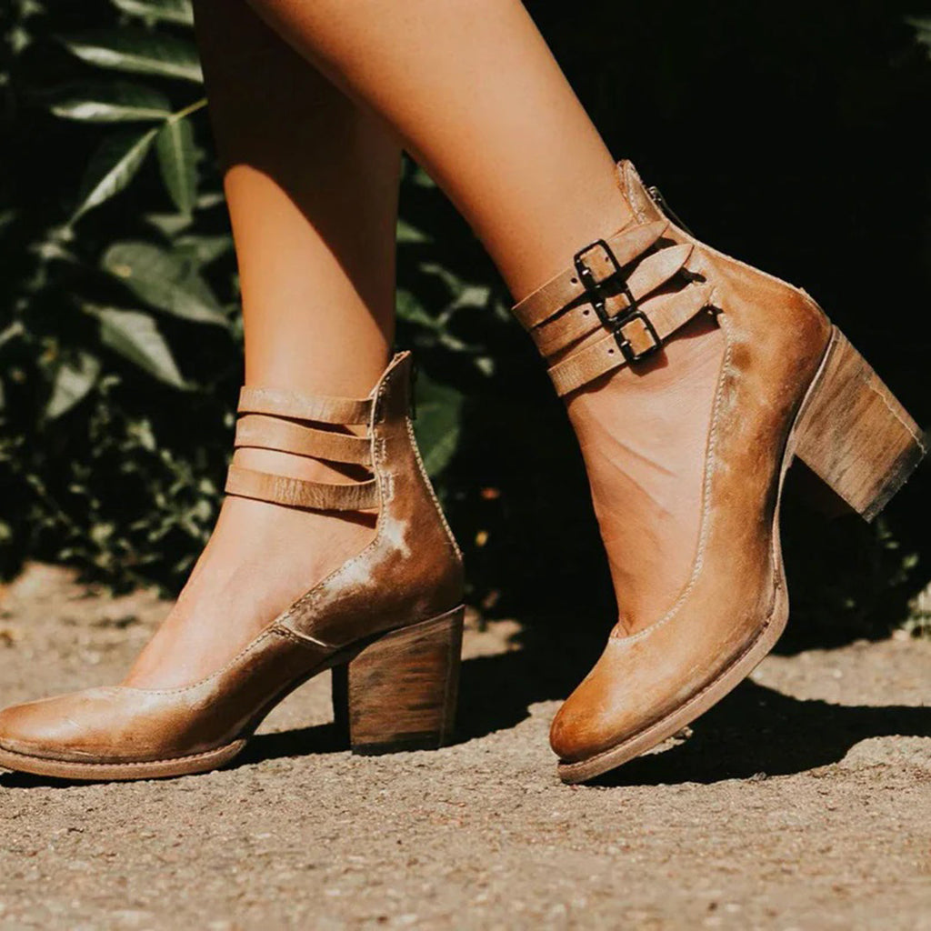Carla – Damen Pumps mit Blockabsatz und Riemchendetail