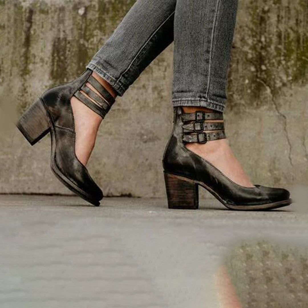 Carla – Damen Pumps mit Blockabsatz und Riemchendetail