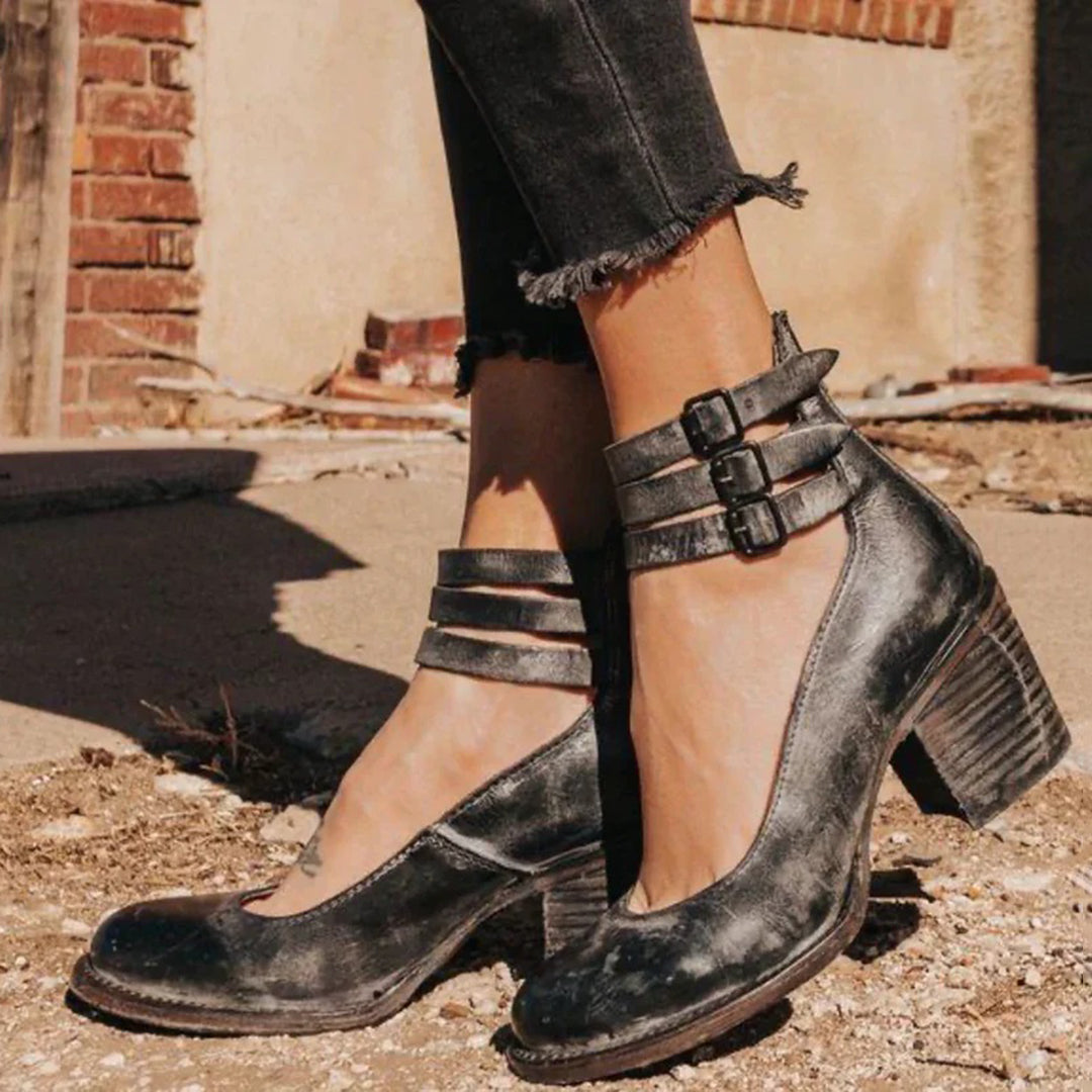 Carla – Damen Pumps mit Blockabsatz und Riemchendetail