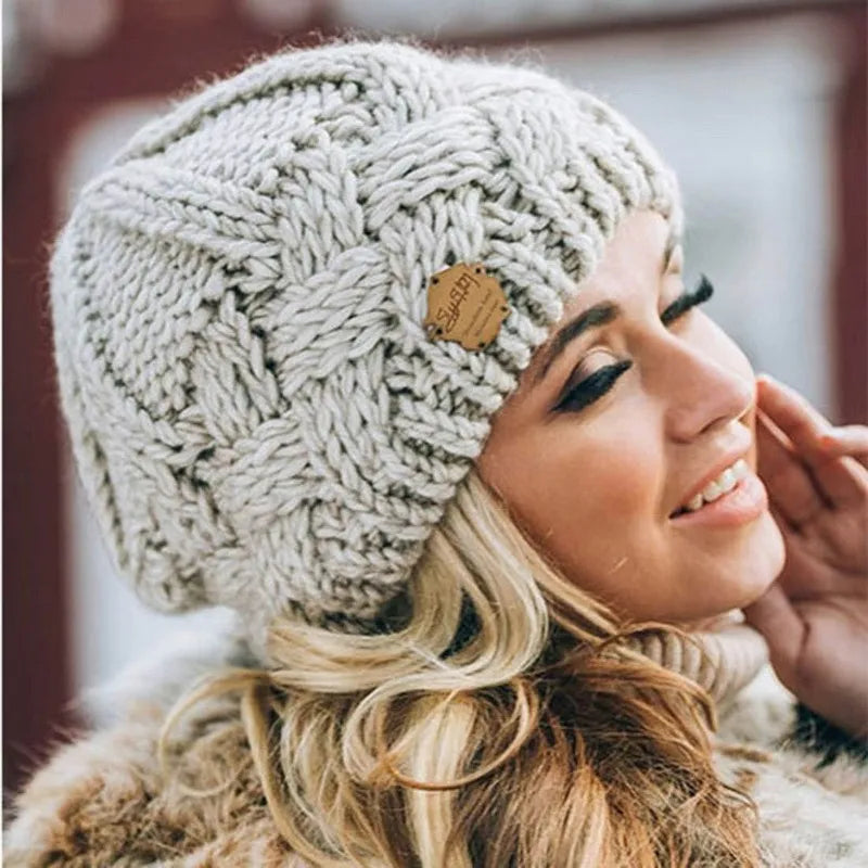 Cecilia – Handgestrickte Wintermütze mit Zopfmuster für Damen