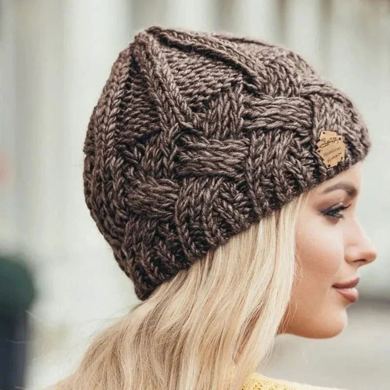 Cecilia – Handgestrickte Wintermütze mit Zopfmuster für Damen