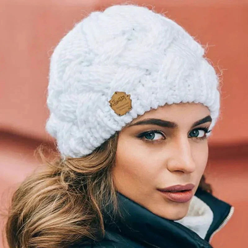 Cecilia – Handgestrickte Wintermütze mit Zopfmuster für Damen