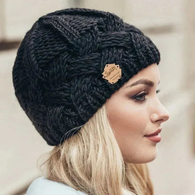 Cecilia – Handgestrickte Wintermütze mit Zopfmuster für Damen