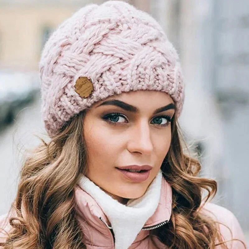 Cecilia – Handgestrickte Wintermütze mit Zopfmuster für Damen