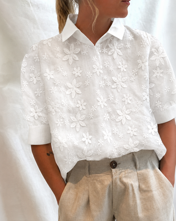 Anna – Bestickte Damenbluse mit Stehkragen
