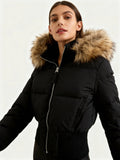 Mila – Kurze Winter-Daunenjacke mit Fellkapuze Damen